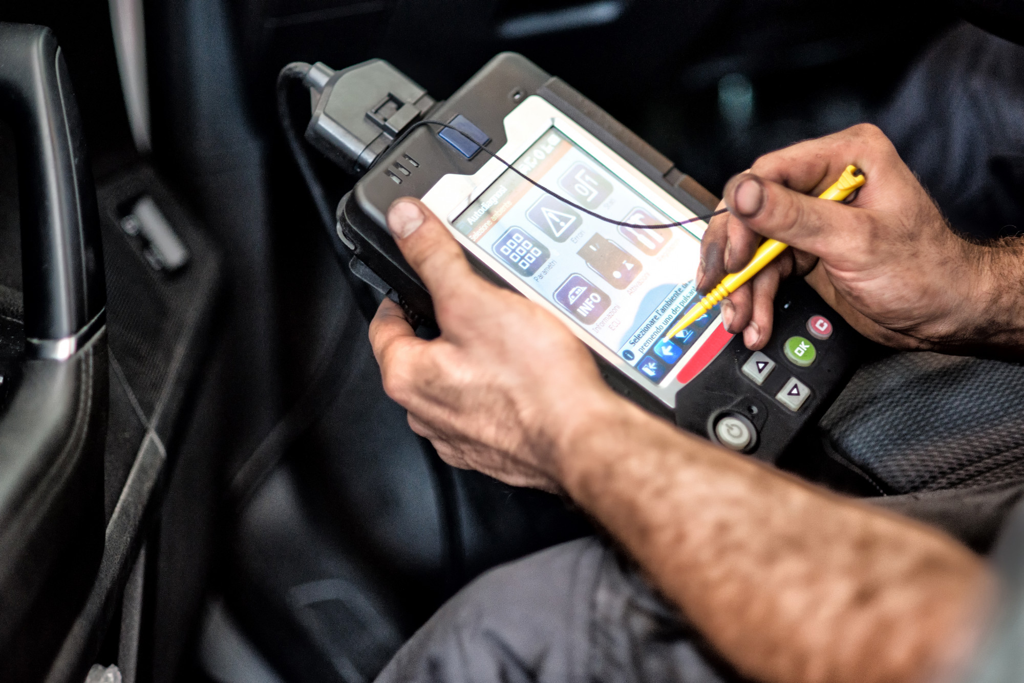 Poste de conduite avec compteurs et volant, vu depuis le siège conducteur